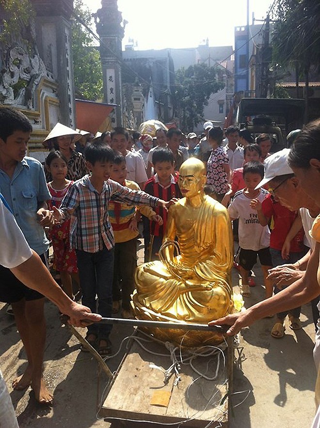 Người dân xã Chàng Sơn đã mang pho tượng mang hình nhà sư Thích Minh Phượng kéo ra ngoài chợ.